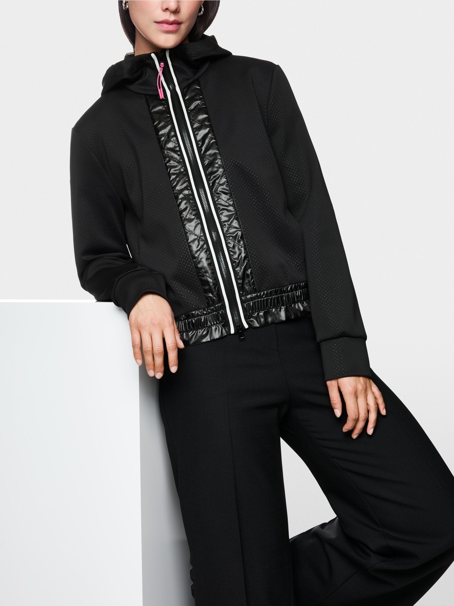 Sporty jacket with contrasting stripes