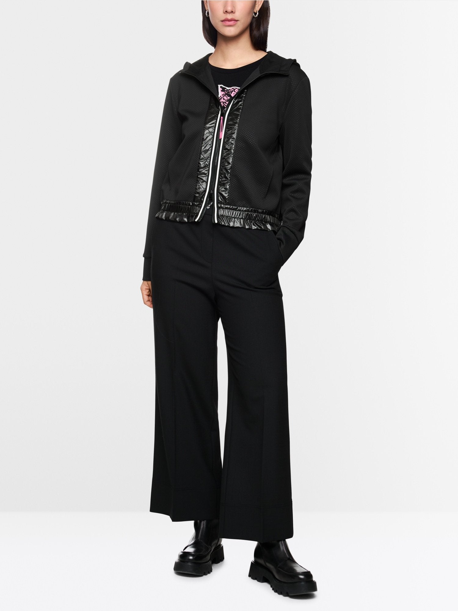 Sporty jacket with contrasting stripes
