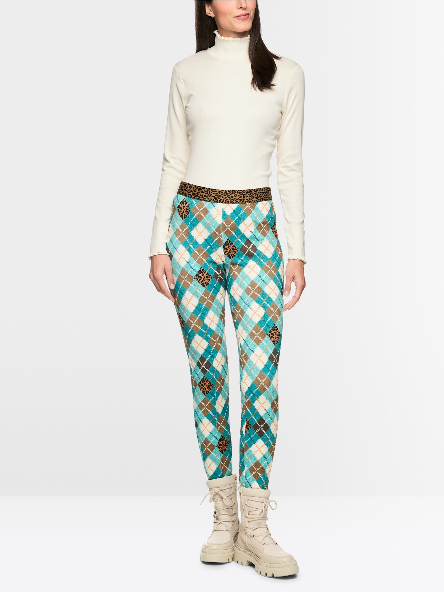 Plain long-sleeved turtleneck shirt