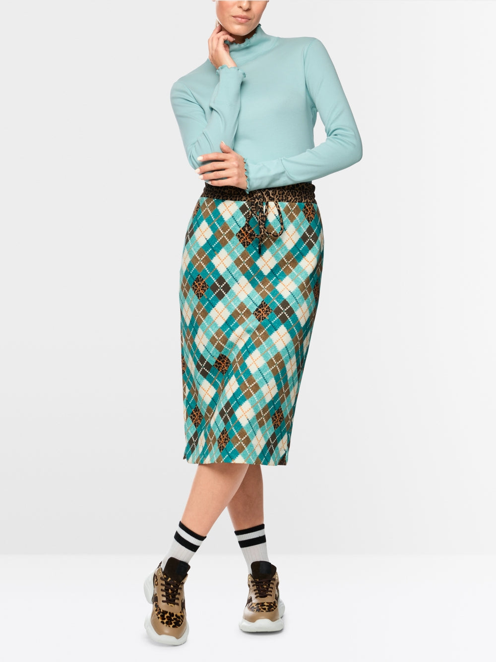 Plain long-sleeved turtleneck shirt