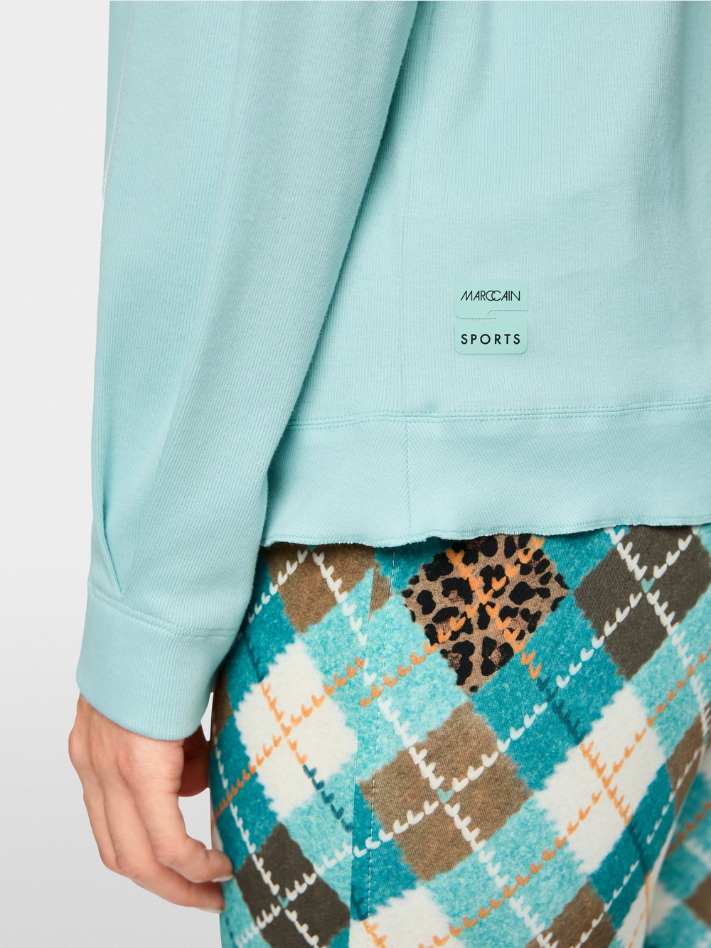 Long-sleeved turtleneck with drawstring