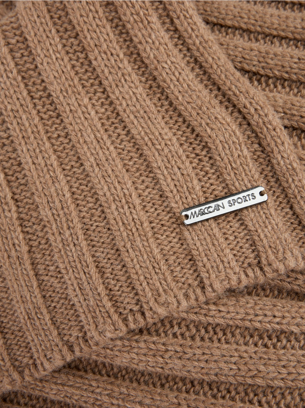 Knitted scarf in ribbed texture