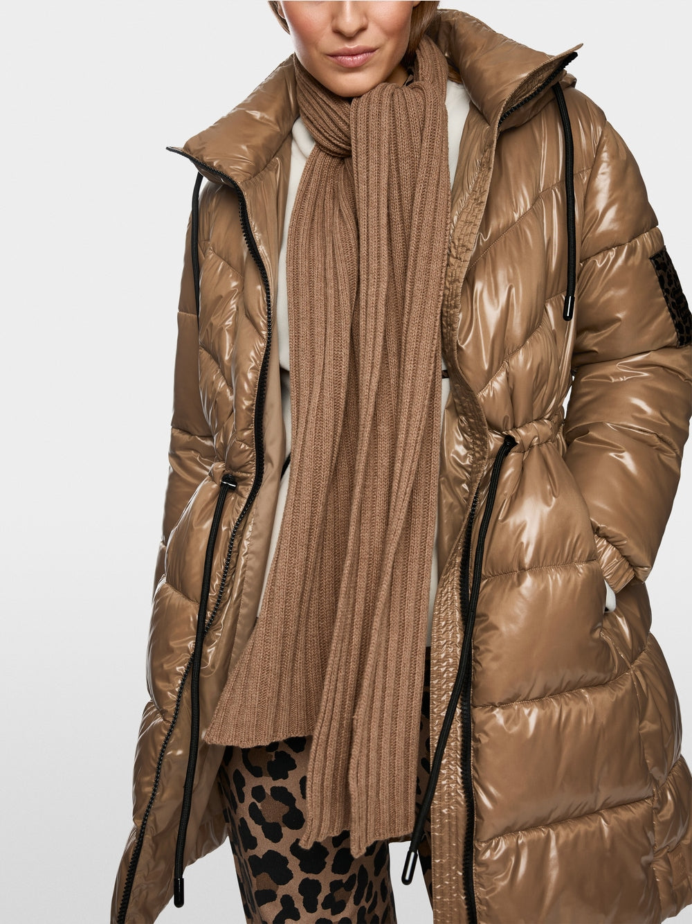 Knitted scarf in ribbed texture